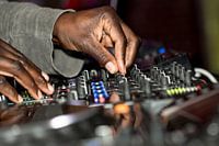 DJ-booth in de disco op een feest