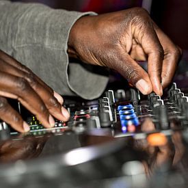 DJ-booth in de disco op een feest van Michael Baron