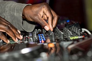 DJ-booth in de disco op een feest van Michael Baron
