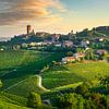 Barbaresco Dorf und Weinberge. Langhe, Italien von Stefano Orazzini