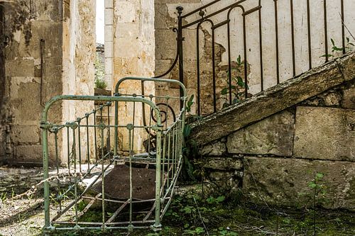 Brocante ledikantje in vervallen huis