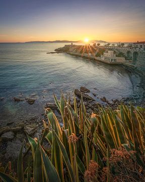 Blick auf die Piazza Bovio in Piombino bei Sonnenuntergang, Toskana