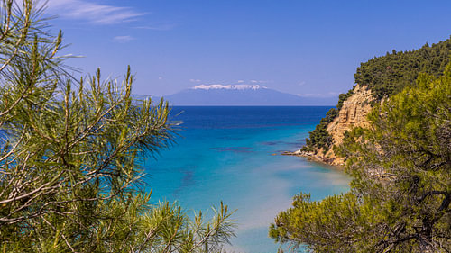 Blick auf den Olymp über türkisblaues Wasser bei Sani