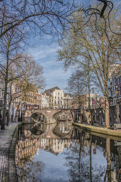 Doorkijkje op brug en gracht in Utrecht op een vroege morgen by Harrie Muis