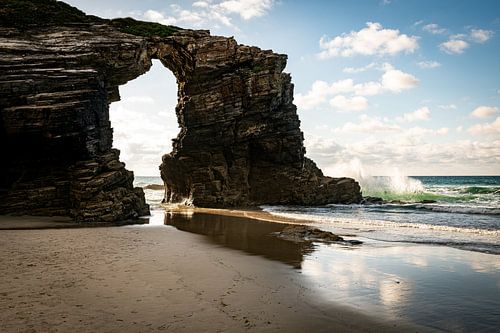golven spatten op Playa de las Catedrales in Galicië in Spanje
