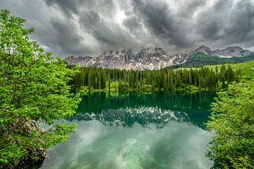 Carezza meer of Karersee in de Dolomieten in de lente