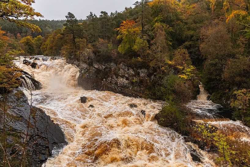 Rogie Falls, een woeste wilde waterval van Theo Fokker