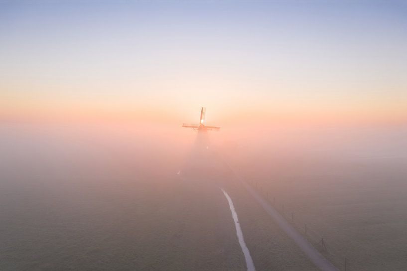 Poldermolen de Koningslaagte in de Mist van Droninger