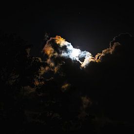 Full moon behind the clouds by vascofialho.nl