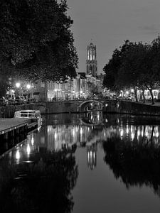 Zicht op Zandbrug, Oudegracht en Domtoren in Utrecht, ZWART-WIT (afwijkend formaat) van Donker Utrecht