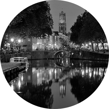 Zicht op Zandbrug, Oudegracht en Domtoren in Utrecht, ZWART-WIT (afwijkend formaat) van Donker Utrecht