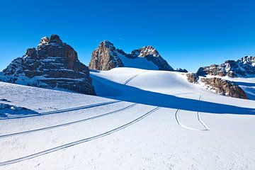 Viele Spuren am Dachsteingletscher von Christa Kramer