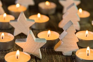 Bougies de Noël avec décorations de sapin de Noël en bois blanc et étoiles sur Alex Winter