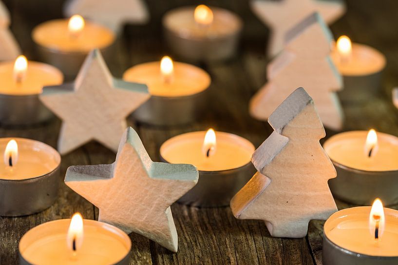 Weihnachtskerzen mit weißem Holzweihnachtsbaum und Sterndekoration von Alex Winter