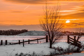 Sonnenuntergang im verschneiten Grootegaster Mühlenpolder von Annie Jakobs