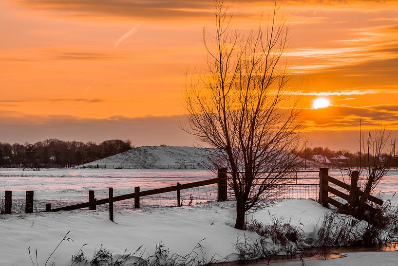 Zonsondergang in de besneeuwde Grootegaster molenpolder van Annie Jakobs