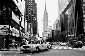 Taxi in New York City vor dem Empire State Building von Marcel Kerdijk