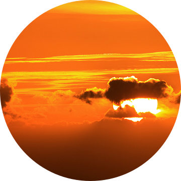 Ondergaande zon achter de wolken van Jolanta Mayerberg