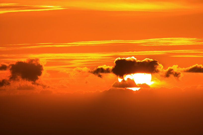 Untergehende Sonne hinter Wolken von Jolanta Mayerberg