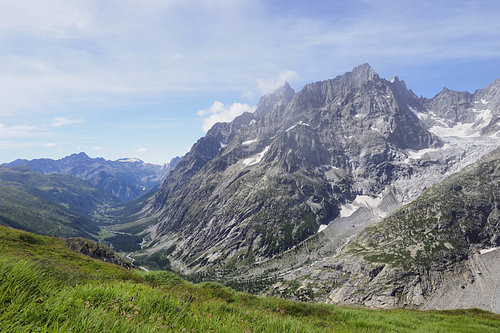 Mont Blanc bergwereld en TMB panorama - adembenemende Alpine fotografie met gletsjers en bergtoppen. Koop nu de perfecte alpine muurschildering of canvas motief online.