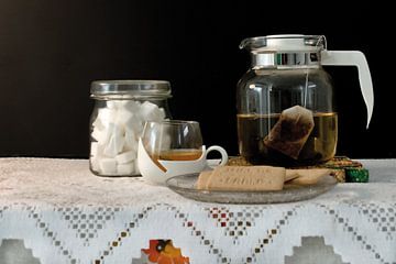 Foto van een stilleven met thee en koekjes. van Therese Brals