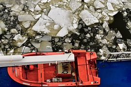 Reddingssloep en ijsschotsen by Gerda Beekers