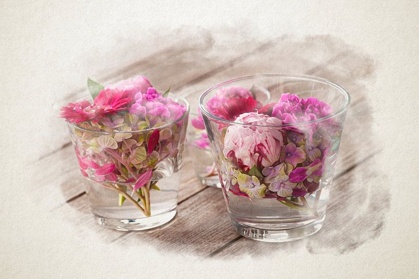 Wunderschöne frische gemischte Blumen in Glasvasen auf einem Holztisch in Aquarellfarbe arrangiert. von Youri Mahieu