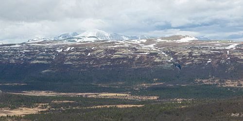 Besneeuwde bergtoppen in nationaal park Rondane, Noorwegen