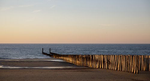 Strandpaaltjes bij avondlicht 4