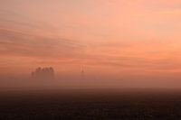 Limburgs dorpje in een mistige zonsopgang