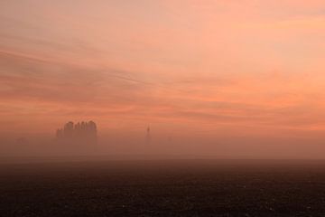 Limburgs dorpje in een mistige zonsopgang von Maarten Honinx