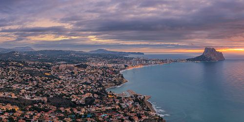 Panorama en zonsopkomst in Calpe, Spanje