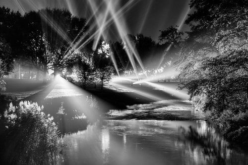 Lichtbundels boven rivier de Dommel in Eindhoven (zwart-wit)