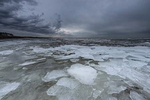 Regen über einem zugefrorenen IJsselmeer