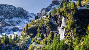Wasserfall in den Bergen von Coen Weesjes