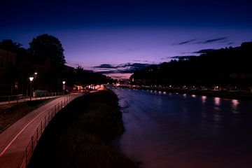 Lichtshows met 's avonds uitzicht op de rivier de Salzach van Daniel Fankhauser