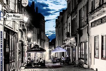 Zomeravond cafés terrassen Frans dorp , blauwe uur, vintage kleuren van Jan Willem de Groot Photography