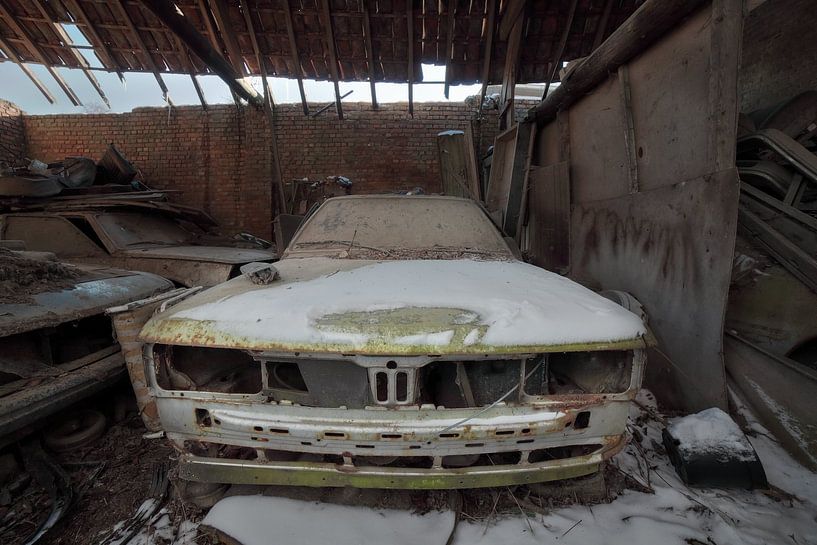 Urbex grünes Auto mit Schnee auf der Motorhaube. von Dyon Koning