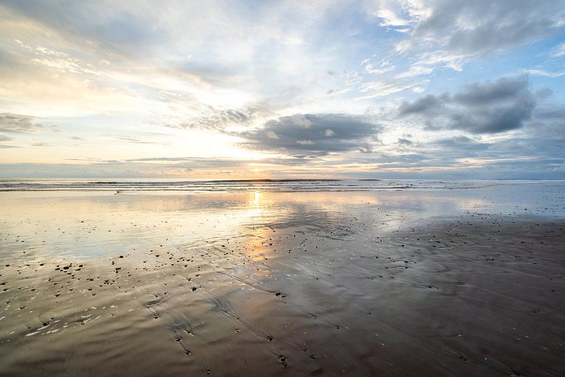 Zonsondergang op de Eindeloze Kustlijn van Femke Ketelaar