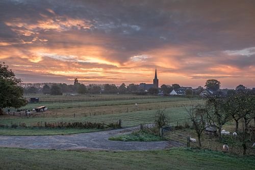 Prachtige lucht boven kerk
