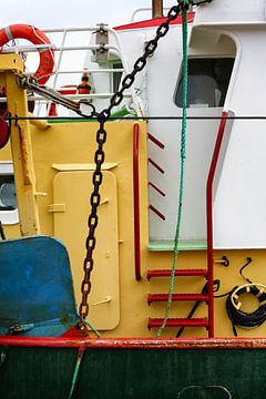 Nahaufnahme eines Fischereifahrzeugs im Hafen von Niek