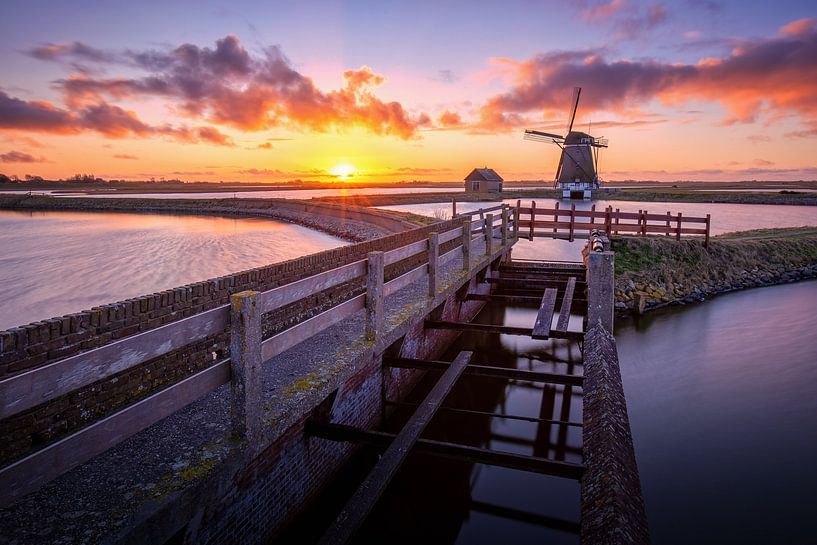 Molen het Noorden tijdens zonsondergang. van Justin Sinner Photography ( Fotograaf op Texel)