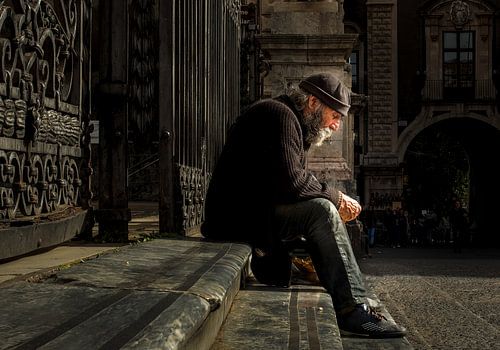 Alter Mann auf den Stufen des Doms in Catania von tovano.pictures