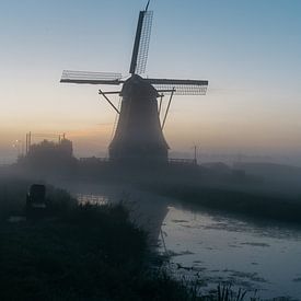 Foggy sunrise at the mill crossing in Aarlanderveen by Stories by Pien