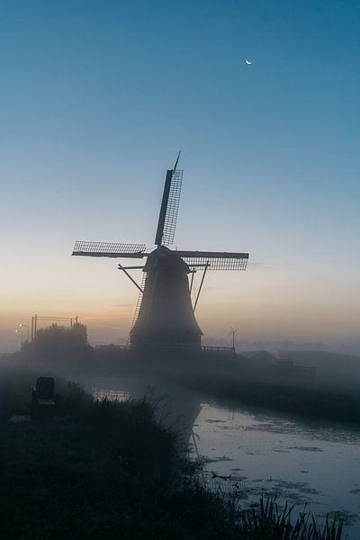 Foggy sunrise at the mill crossing in Aarlanderveen by Stories by Pien