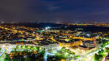 Een panoramisch uitzicht op Leipzig bij nacht van Andreas Völkel