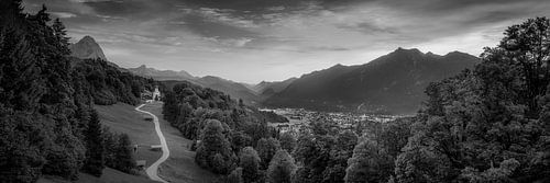 Panorama van de Alpen met Garmisch Partenkirchen in zwart-wit.