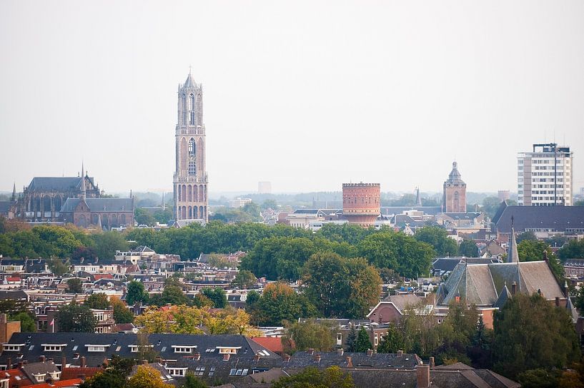 Blik op een herfstkleurig Utrecht. van Ramon Mosterd
