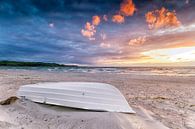 Bootje op het strand bij Hove-strand in Denemarken van Evert Jan Luchies thumbnail