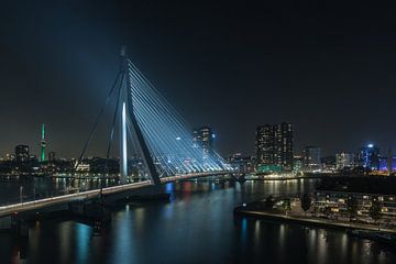 The Erasmus Bridge with a view of the city center of Rotterdam by MS Fotografie | Marc van der Stelt
